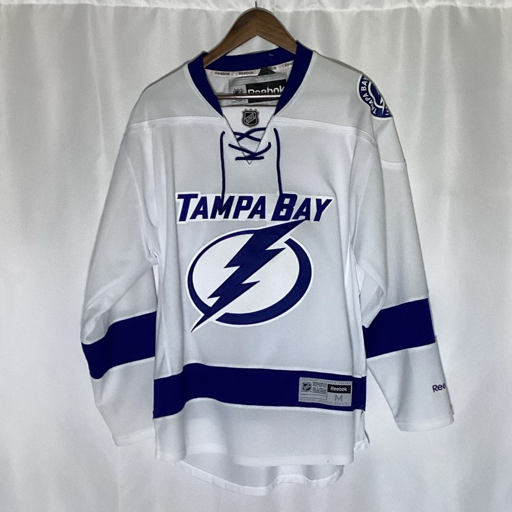 2132. Men’s White Reebok Tampa Bay Lighting EUC Size Medium $125